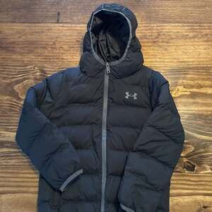 Under Armour Boys Pronto Puffer Jacket Black Hooded Winter Coat